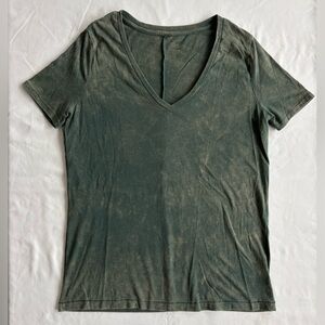 Urban Outfitters (BDG) green V-neck short-sleeve T-shirt (size M)